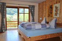 Zirbenschlafzimmer mit Holzbalkon